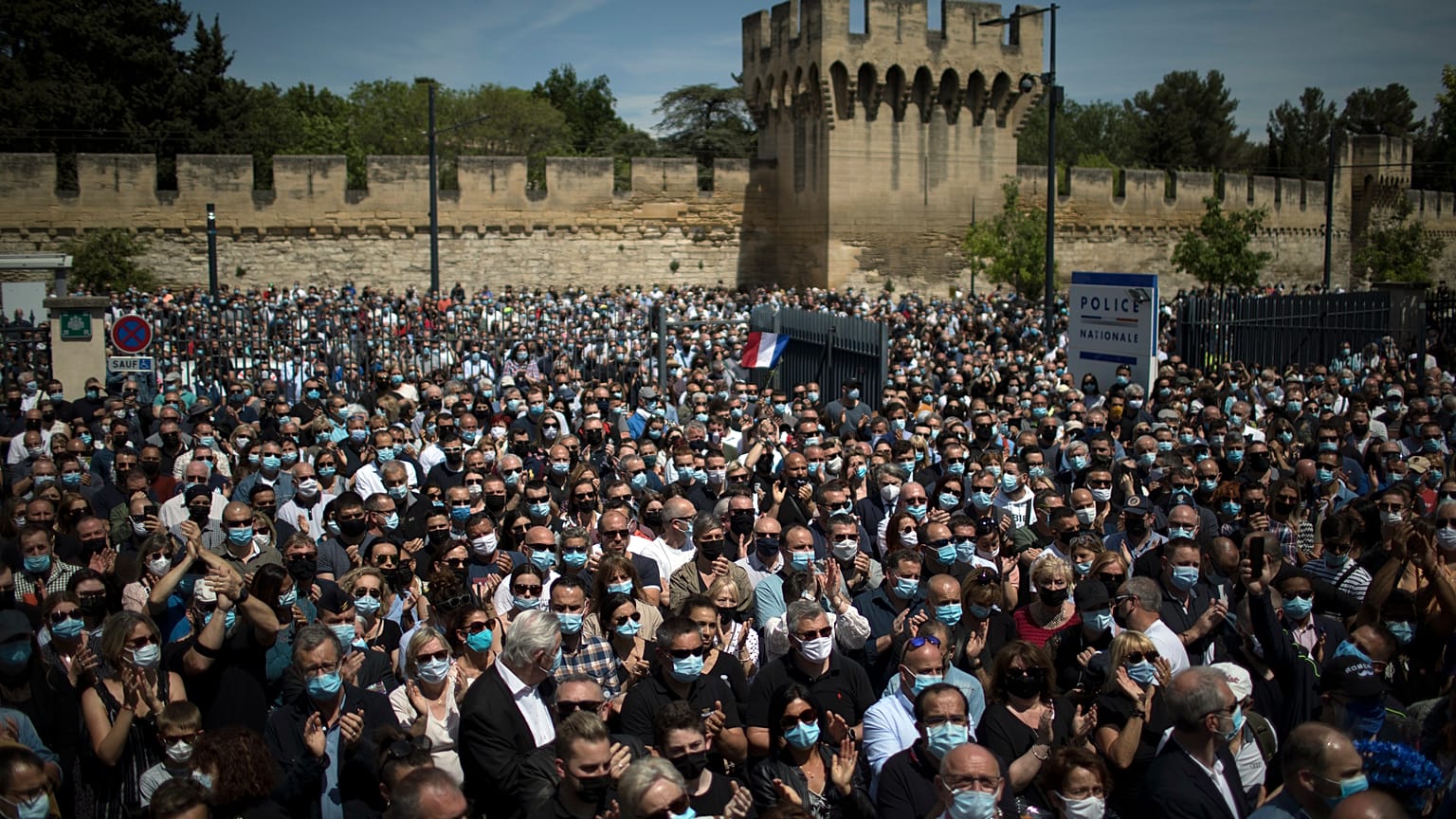 مشاركة مئات الأشخاص في حفل تأبين أقيم في مفوضية شرطة أفينيون تكريماً للشرطي المغتال إيريك ماسون.، الأحد 9 مايو 2021.