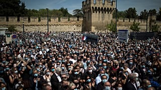 مشاركة مئات الأشخاص في حفل تأبين أقيم في مفوضية شرطة أفينيون تكريماً للشرطي المغتال إيريك ماسون.، الأحد 9 مايو 2021.