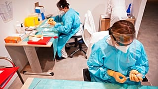 Oltóanyag előkészítése egy olaszországi oltóponton (illusztráció)