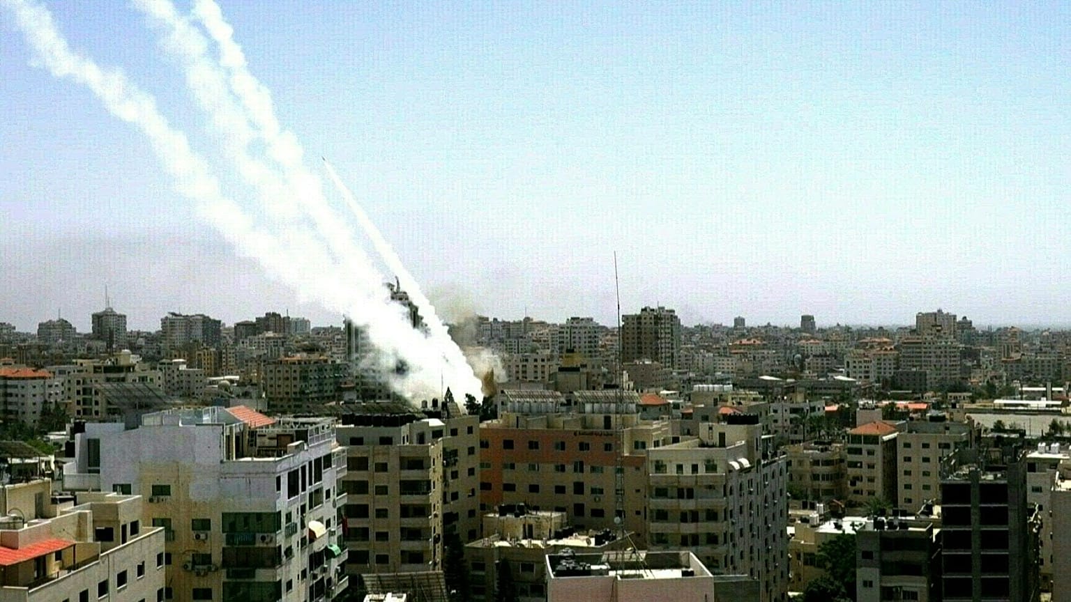 تصعيد دام بين إسرائيل وحركة حماس على خلفية المواجهات العنيفة في القدس