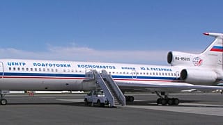 Tu-154 на аэродроме в штате Аляска, 2004 г. - Президент РФ внес в Думу законопроект о выходе России из ДОН