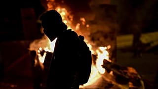 Un manifestant près d'une barricade