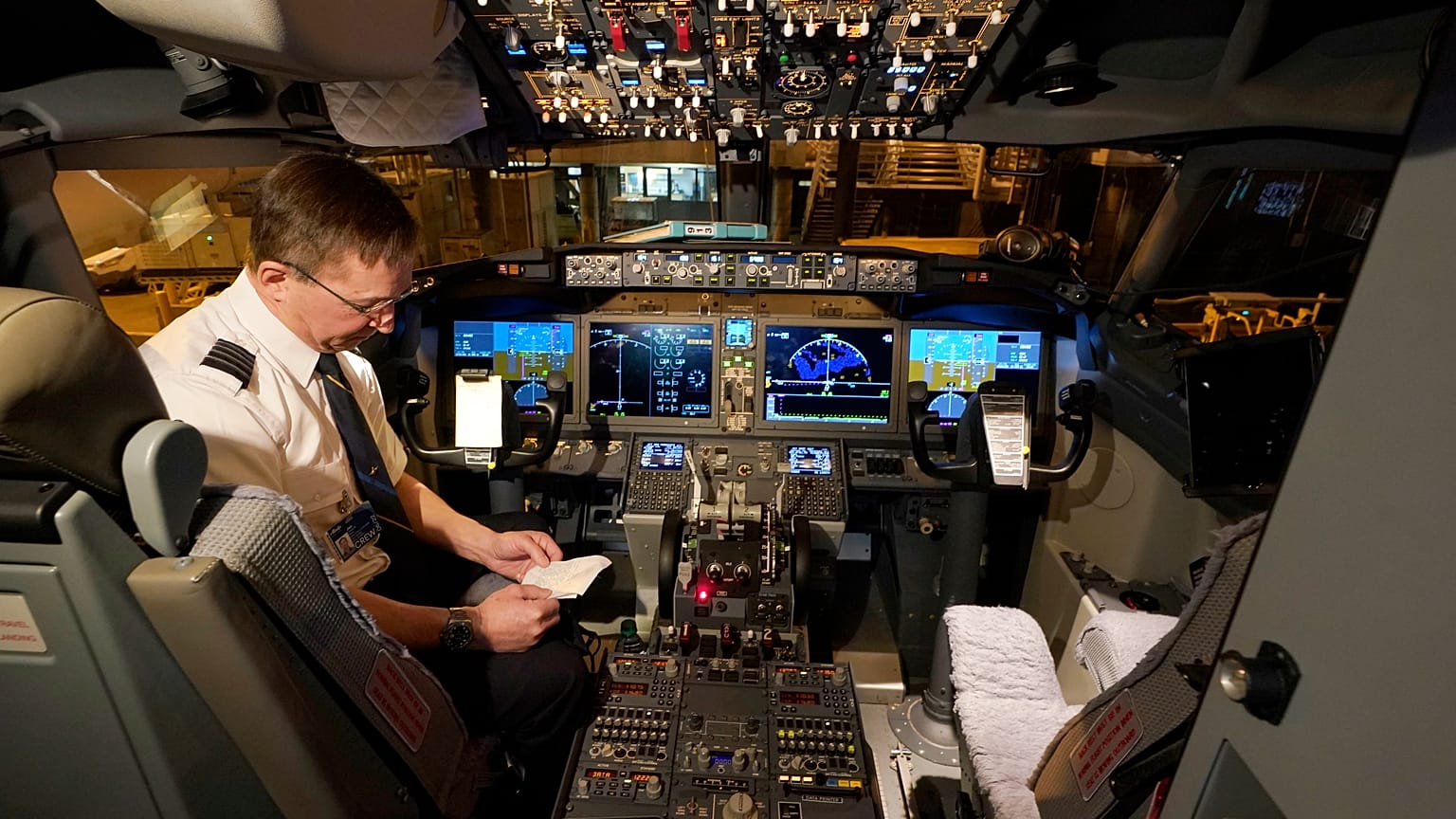 Felszállás előtti ellenőrzés egy Boeing 737 Max pilótafülkéjében 2021. március 1-én