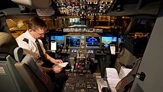 Felszállás előtti ellenőrzés egy Boeing 737 Max pilótafülkéjében 2021. március 1-én