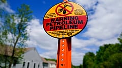 Panel en el recorrido del oleoducto, clave en el suministro de gasolina de Estados Unidos.