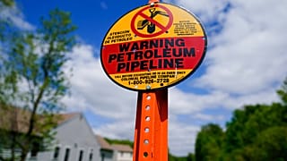 Panel en el recorrido del oleoducto, clave en el suministro de gasolina de Estados Unidos.
