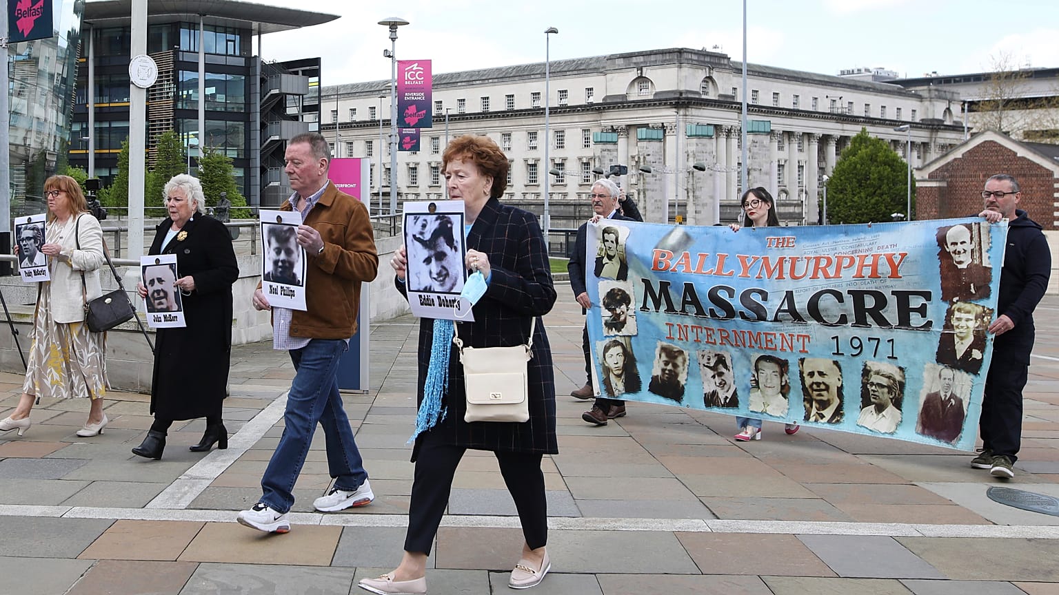 Les proches des victimes du "massacre de Ballymurphy", ce 11/05/2021 à Belfast (Irlande du nord)