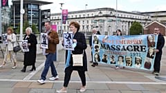 Les proches des victimes du "massacre de Ballymurphy", ce 11/05/2021 à Belfast (Irlande du nord)