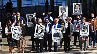 Los familiares de las víctimas de la masacre celebran el fallo de la sentencia