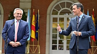 El presidente argentino, Alberto Fernández, y el presidente del Gobierno español, Pedro Sánchez, durante la rueda de prensa conjunta en el palacio de La Moncloa.