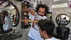 Trendiger Haarschnitt mit Hackbeil und Feuerzeug