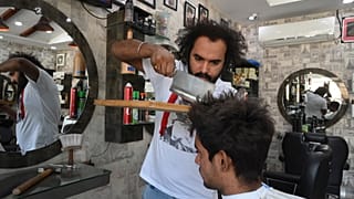 Πακιστάν: Κουρέας με μπαλτά, φλόγιστρο και σπασμένο γυαλί