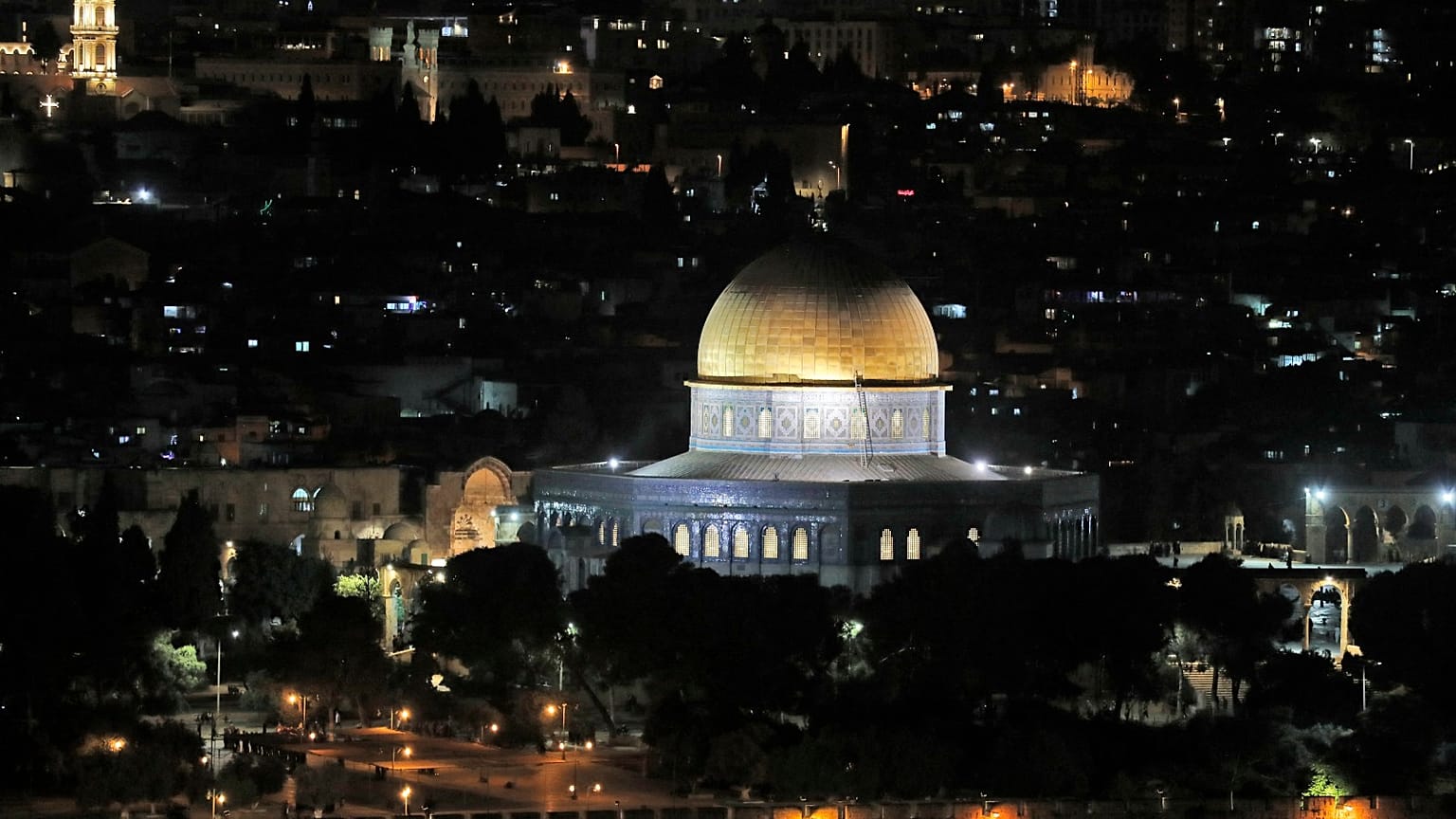 قبة الصخرة في مجمع المسجد الأقصى بالقدس في 10 مايو 2021، بعد تجدد الاشتباكات بين الفلسطينيين والشرطة الإسرائيلية.