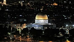 قبة الصخرة في مجمع المسجد الأقصى بالقدس في 10 مايو 2021، بعد تجدد الاشتباكات بين الفلسطينيين والشرطة الإسرائيلية.