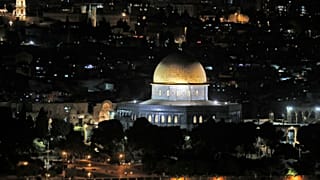 قبة الصخرة في مجمع المسجد الأقصى بالقدس في 10 مايو 2021، بعد تجدد الاشتباكات بين الفلسطينيين والشرطة الإسرائيلية.