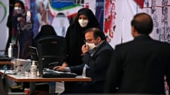 موظفو لجنة الانتخابات في إيران بدأوا تسجل طلبات الترشح لانتخابات 18 حزيران/ يونيو الرئاسية، وذلك داخل مقر وزارة الداخلية بطهران في  11 أيار/مايو 2021