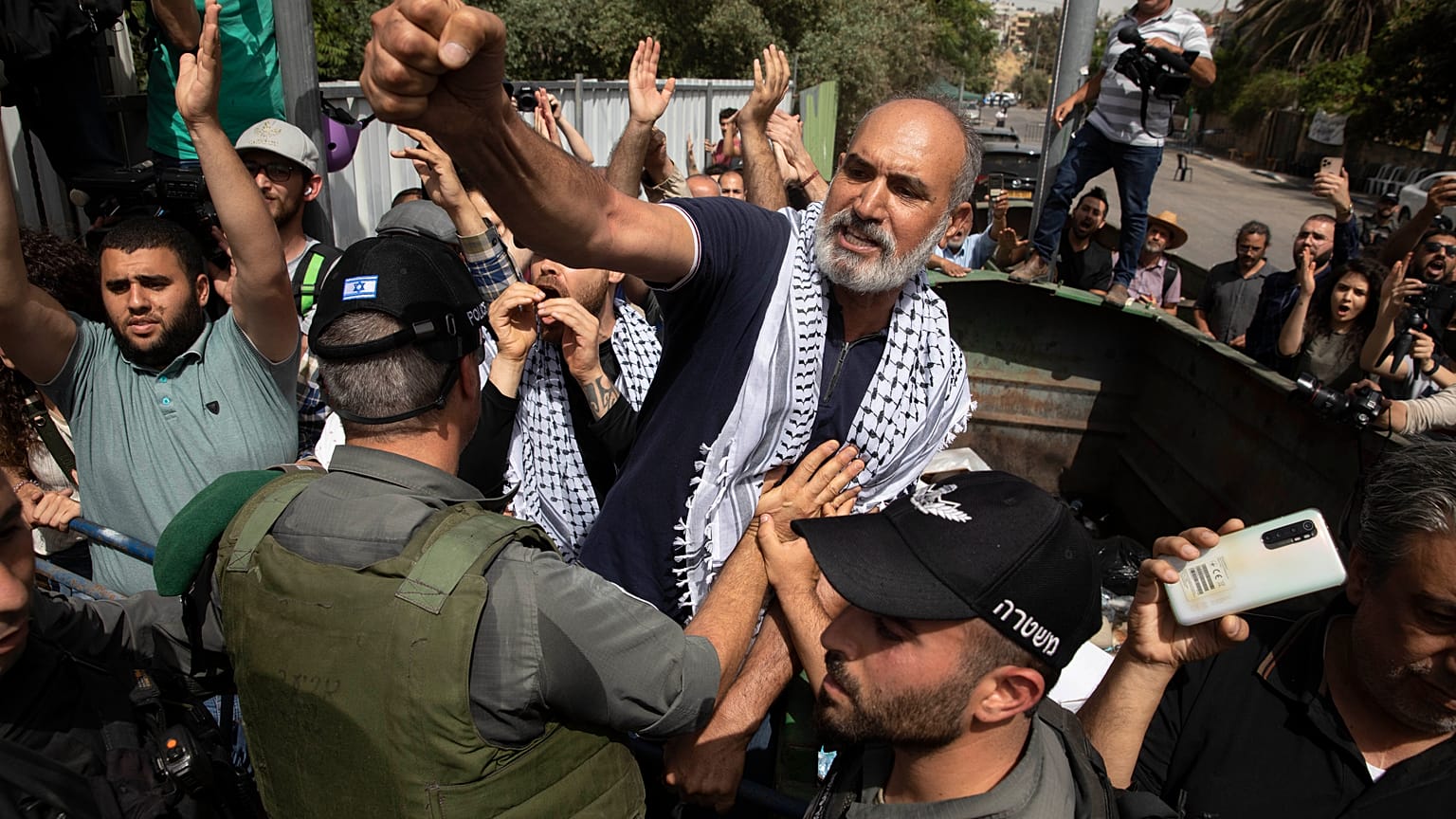 مواجهات عنيفة بين فلسطينيين والشرطة الإسرائيلية في القدس