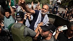 مواجهات عنيفة بين فلسطينيين والشرطة الإسرائيلية في القدس