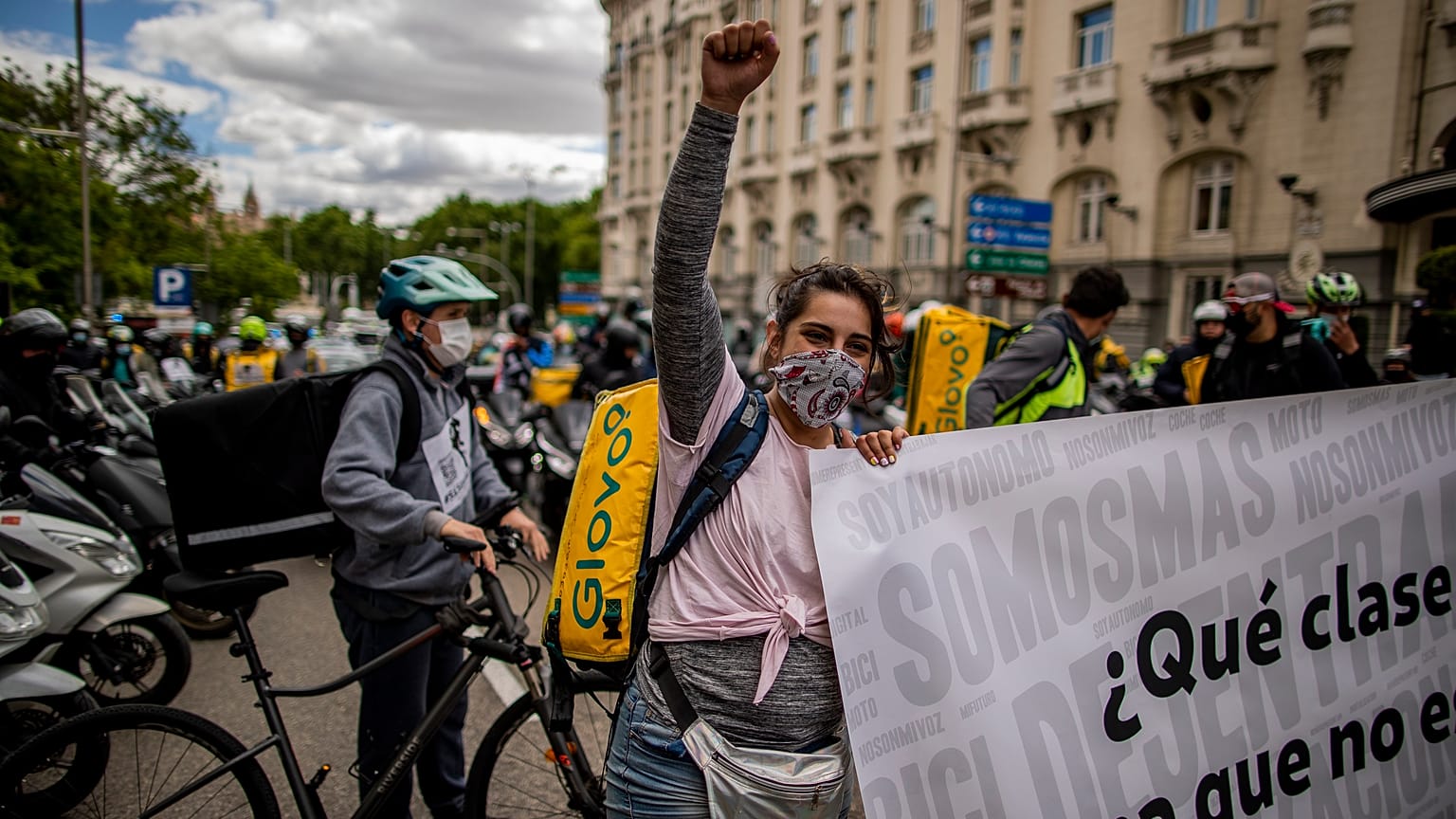 Repartidores a domicilio autónomos se manifiestan frente al Parlamento para protestar contra la llamada "Ley Rider".