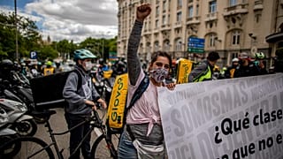 Repartidores a domicilio autónomos se manifiestan frente al Parlamento para protestar contra la llamada "Ley Rider".