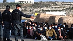 Migrantes em Lampedusa