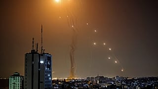 اعتراض صاروخ أُطلق من مدينة غزة التي تسيطر عليها حركة حماس الفلسطينية، من قبل نظام الدفاع الجوي الإسرائيلي القبة الحديدية   في 11 مايو 2021.