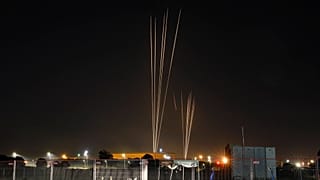 Ισραηλινοί στρατιώτες παρακολουθούν ρουκέτες που εκτοξεύονται από τη Γάζα