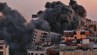 غارة جوية إسرائيلية على مجمع هنادي في مدينة غزة الذي تسيطر عليه حركة حماس الفلسطينية في 11 مايو 2021.