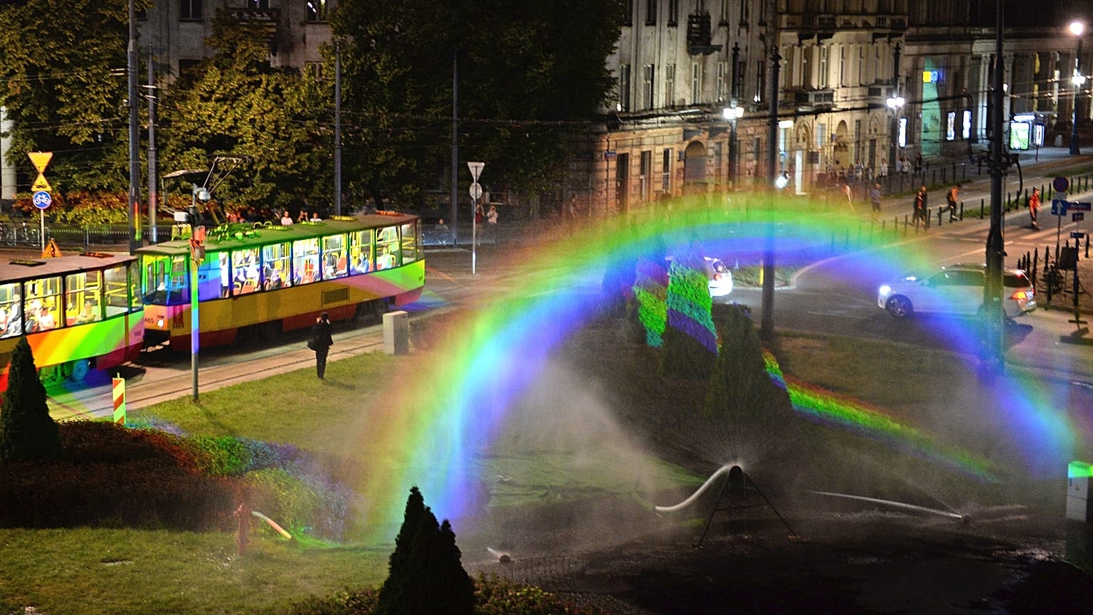 A művészeti installáció szivárványszínűre festette a varsói villamost