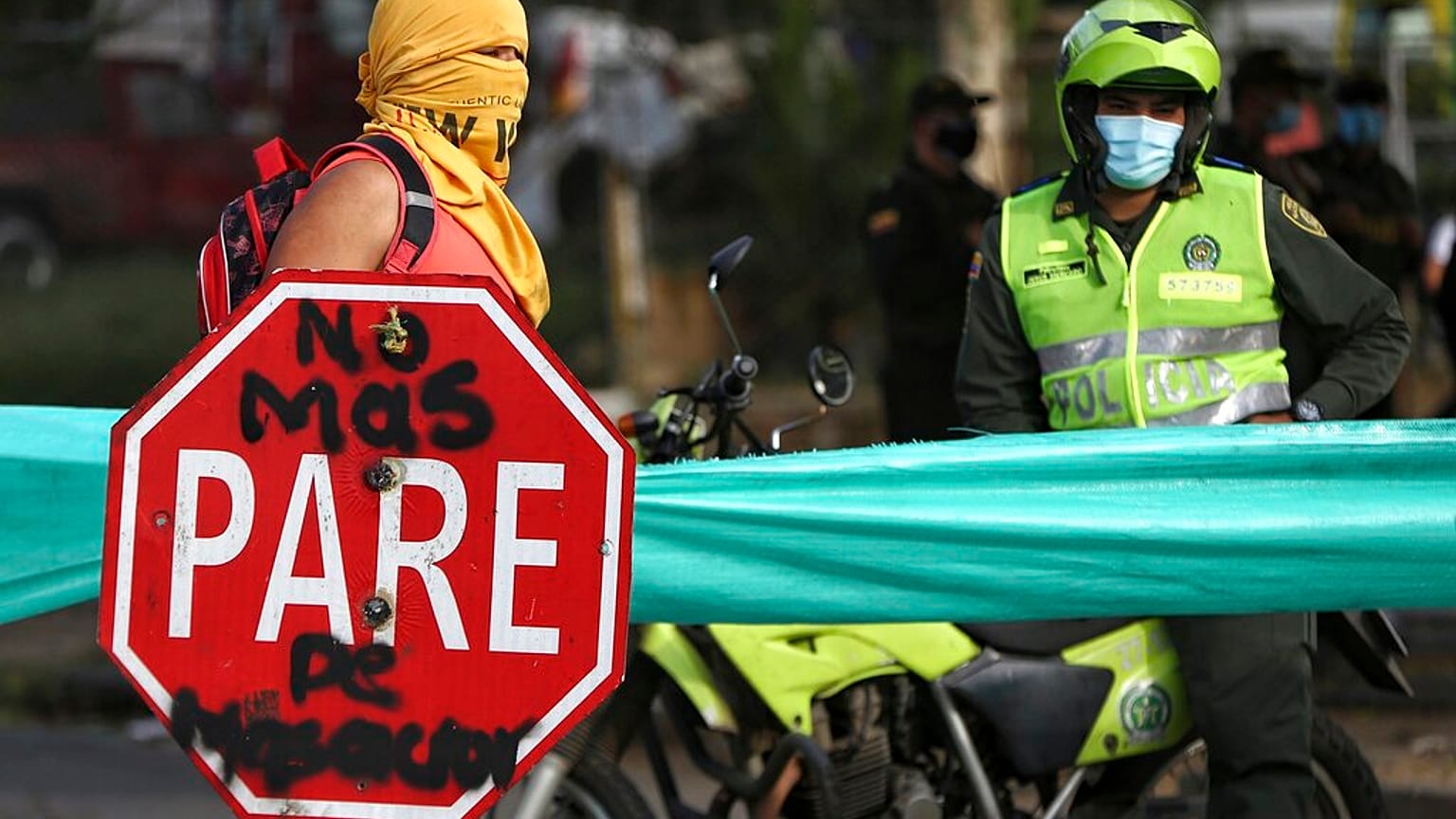 Un manifestantes y un policía en Cali, Colombia