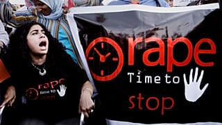 صورة من الارشيف - نساء مصريات يرددن شعارات ويحملن لافتات خلال مظاهرة ضد التحرش الجنسي في القاهرة، مصر