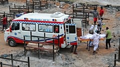 Hindistan'da açık alanlarda yakılan cenazeler 