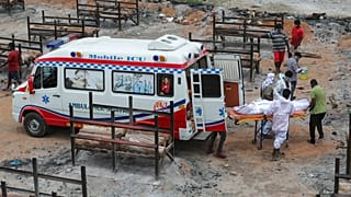 Hindistan'da açık alanlarda yakılan cenazeler