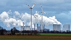 Windräder vor einem Kohlekraftwerk in Jackerath, 7.12.2018