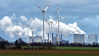 Windräder vor einem Kohlekraftwerk in Jackerath, 7.12.2018