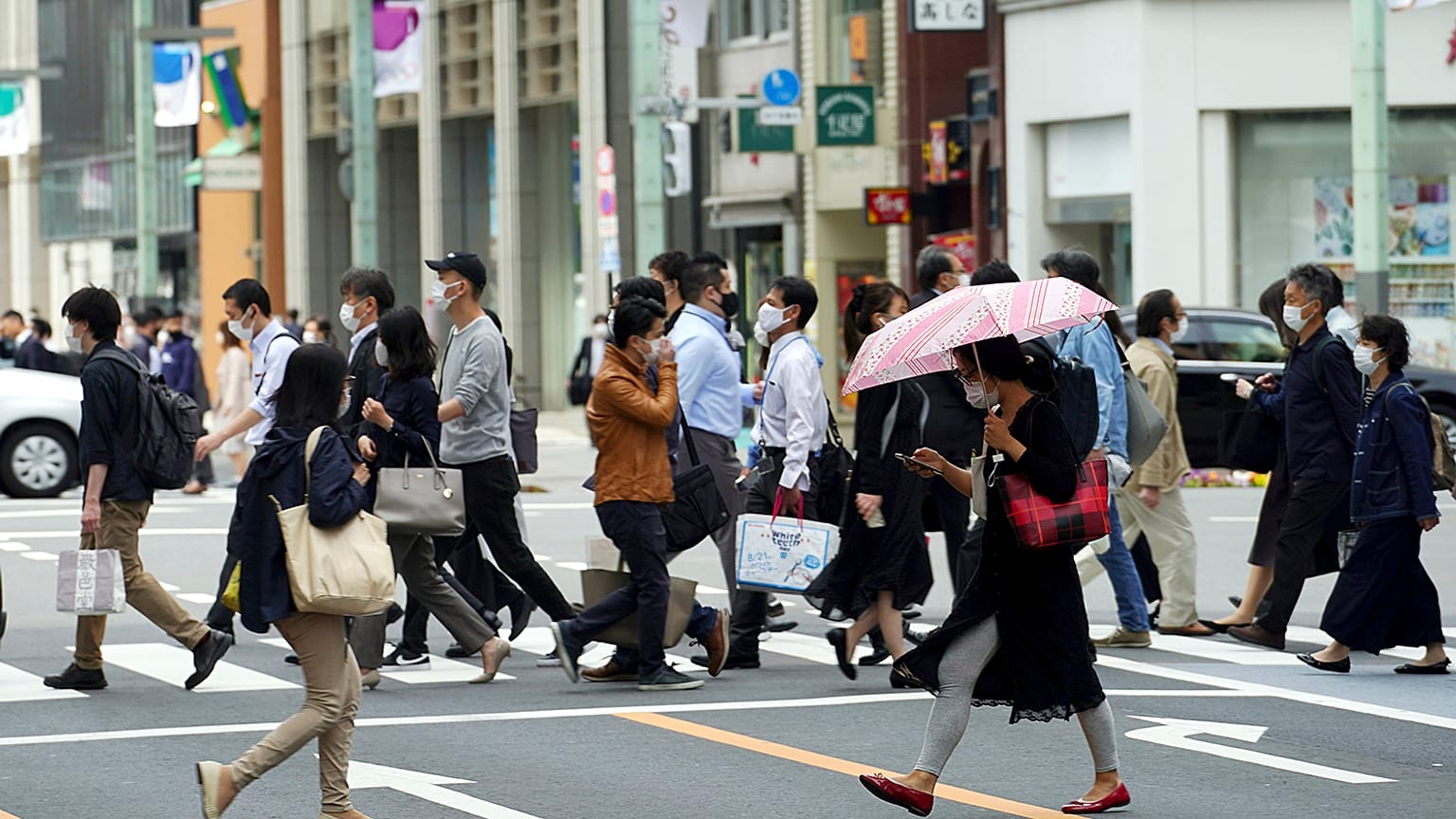 Japonya'nın başkenti Tokyo'da koronavirüs salgınına karşı maske takan halk