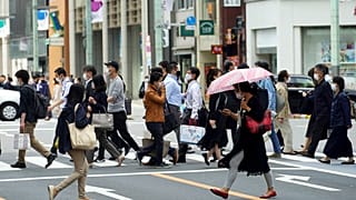 Japonya'nın başkenti Tokyo'da koronavirüs salgınına karşı maske takan halk