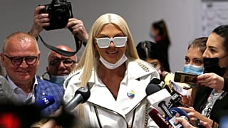 La pop star serbe Jelena Karleusa au milieu des journalistes après avoir reçu sa première dose de vaccin anti-Covid. Belgrade (Serbie), le 06/05/2021