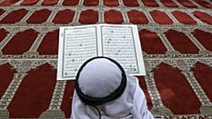 Endonzeya: Öğretmen, Kuran okumayı kolaylaştırmak için 'Şeriat Palyaçosu' kıyafeti giyiyor