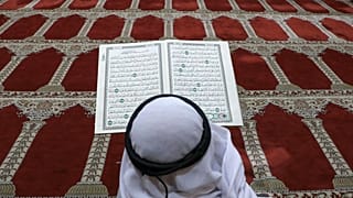 Endonzeya: Öğretmen, Kuran okumayı kolaylaştırmak için 'Şeriat Palyaçosu' kıyafeti giyiyor