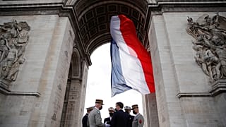Эммануюль Макрон, Франсуа Лекуантр и французские генералы у Триумфальной арки в Париже 8 мая 2021