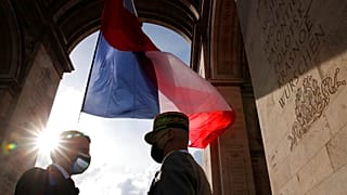 El general Lecointre con el presidente Emmanuel Macron en las celebraciones del Día de la Victoria, el sábado 8 de mayo
