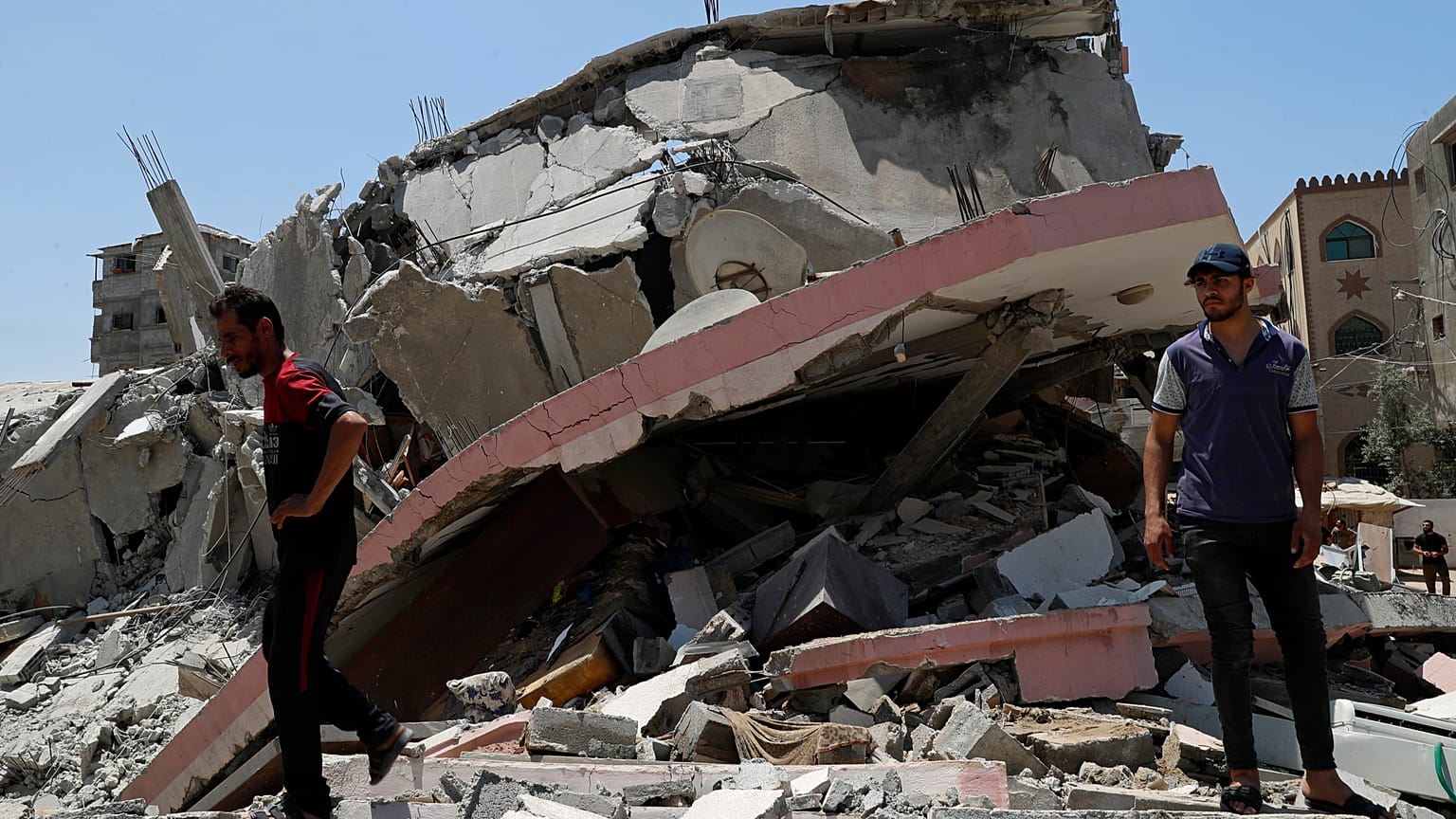 مبنى في غزة انهار بالكامل إثر قصف إسرائيلي