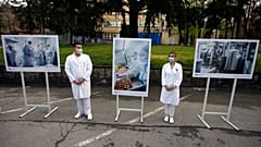 Νοσοκόμοι έξω από εμβολιαστικό κέντρο στο Βελιγράδι