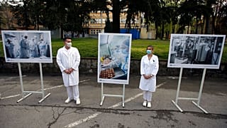 Νοσοκόμοι έξω από εμβολιαστικό κέντρο στο Βελιγράδι