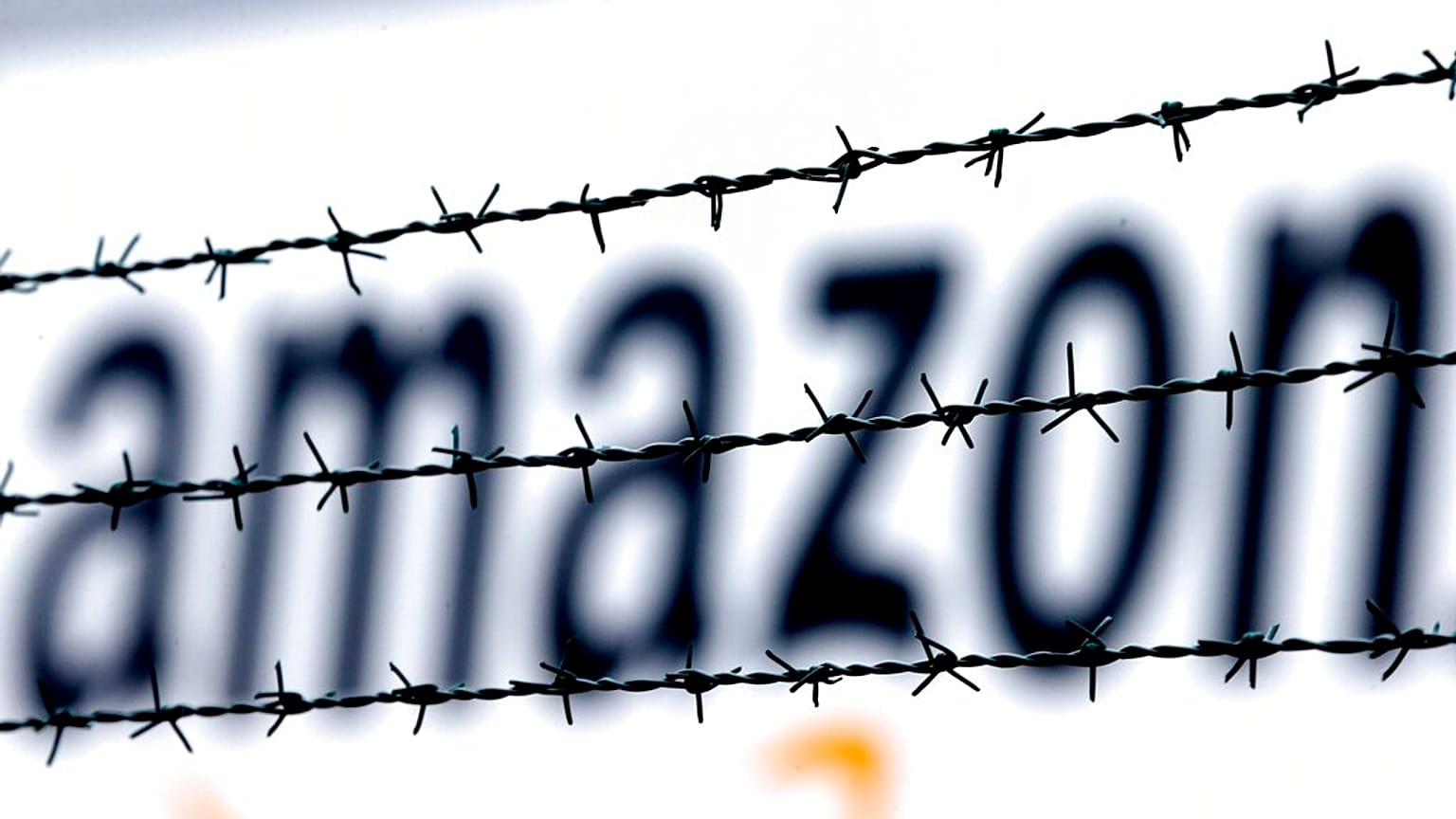 Amazon-Logo hinter Stacheldraht in Rheinberg, 19.02.2013