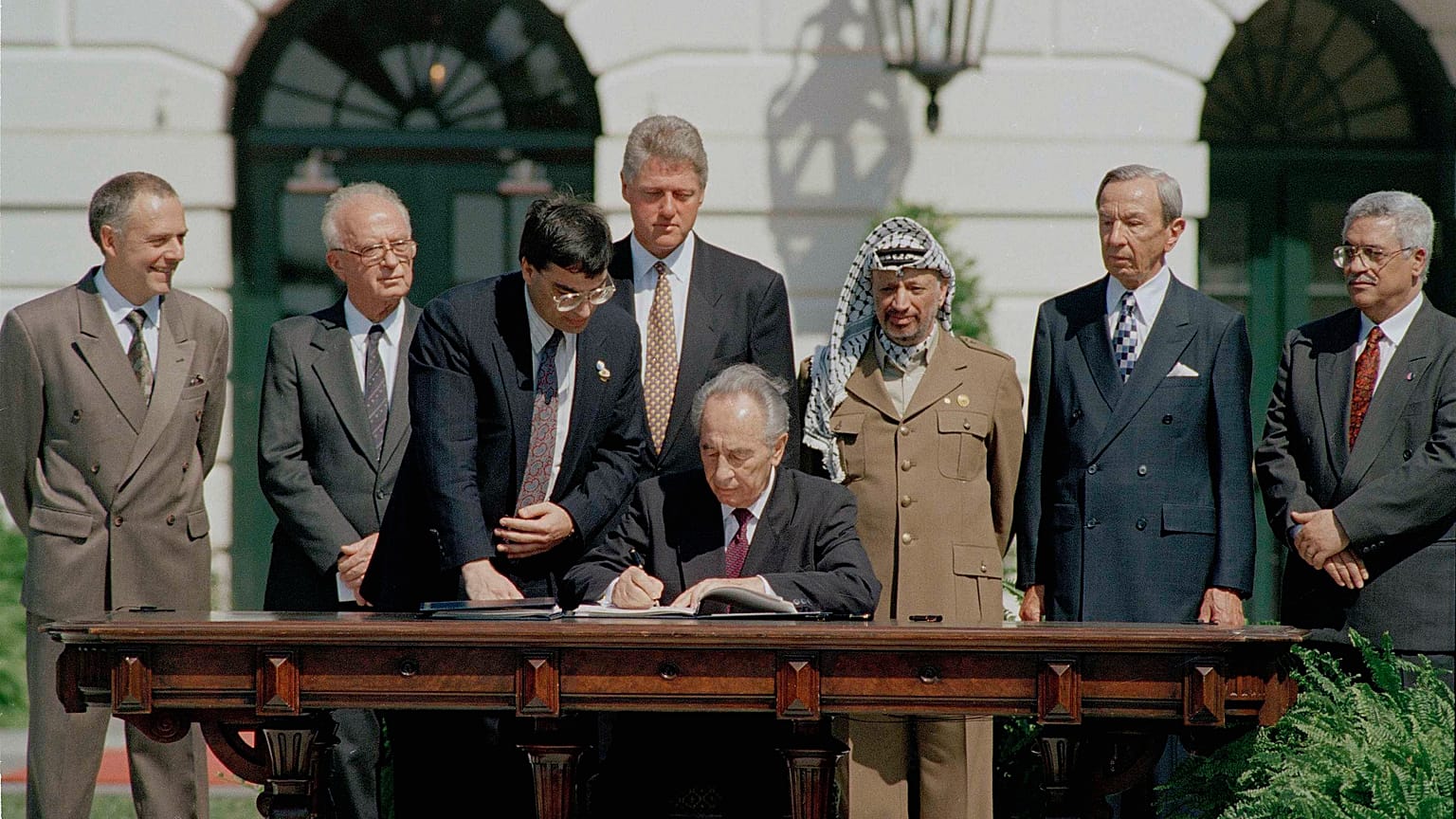 1993, a békemegállapodást aláírása: Simon Peresz és Jichák Rabin (Izrael), illetve Jasszer Arafat (PSZF) részéről Clinton elnök jelenlétében