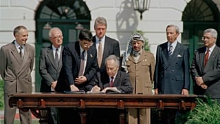 1993, a békemegállapodást aláírása: Simon Peresz és Jichák Rabin (Izrael), illetve Jasszer Arafat (PSZF) részéről Clinton elnök jelenlétében
