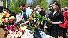 Οι Ρώσοι αποτίουν φόρο τιμής στα θύματα της επίθεσης σε σχολείο της πόλης Καζάν