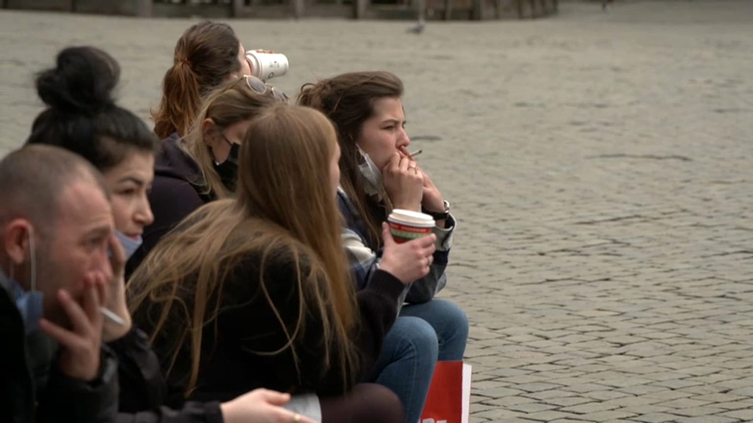 Junge Menschen sind in der Impfreihenfolge in vielen Ländern zuletzt dran.